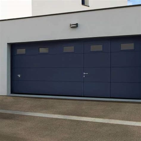 porte de garage sectionnelle motorisée avec portillon et hublot|Porte de garage sectionnelle lisse Portillon intégré avec hublots .